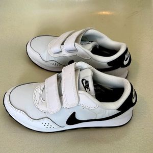 Size 1 little kids black and white Velcro Nike sneakers. Never worn.